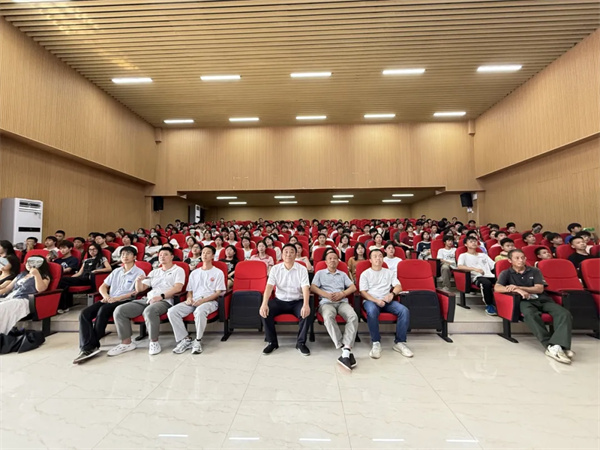 我校组织全体师生共同观看纪念中国人民抗日